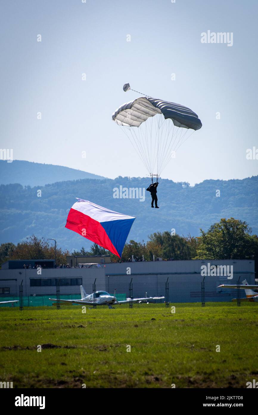 Tschechische Paradrop-Fallschirmjäger mit Flagge und Fallschirmlandung für die NATO Days Airshow. Stockfoto