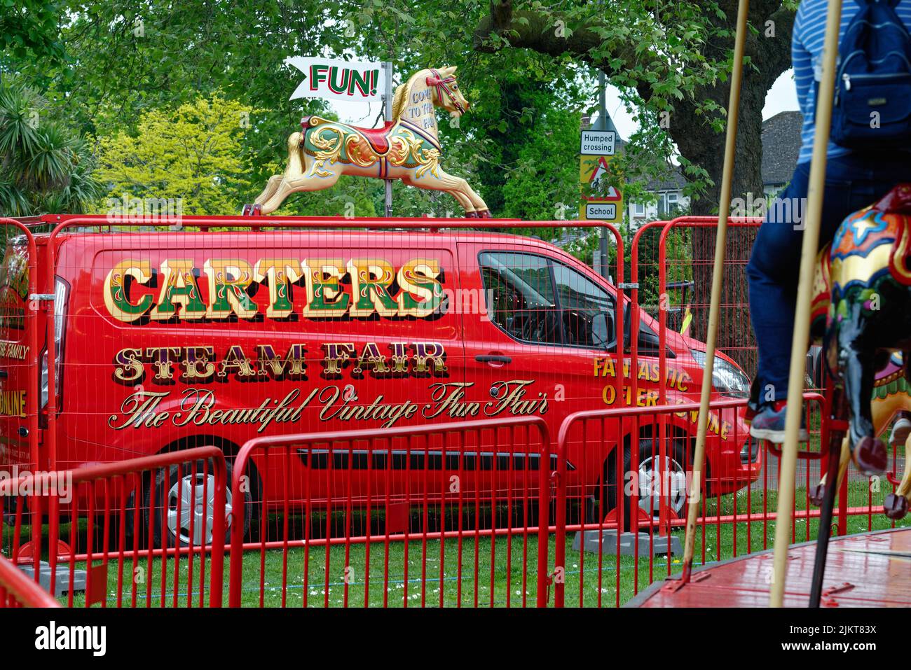 Die traditionelle und farbenfrohe Carters Steam Fair Lackierung auf einem Transporter von Surrey England UK Stockfoto