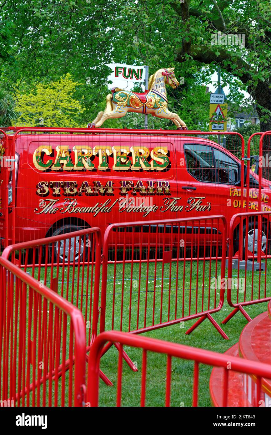 Die traditionelle und farbenfrohe Carters Steam Fair Lackierung auf einem Transporter von Surrey England UK Stockfoto