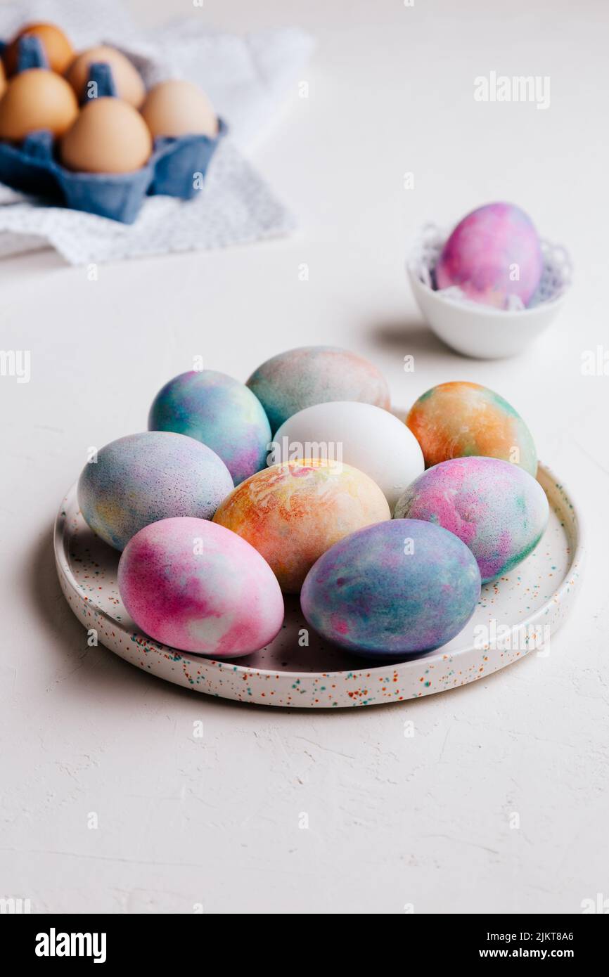 Ostereier mit hellen Farben auf weißem Hintergrund gemalt. Nahaufnahme, isoliert. Frohe Ostern! Vorbereitung auf den Urlaub Stockfoto