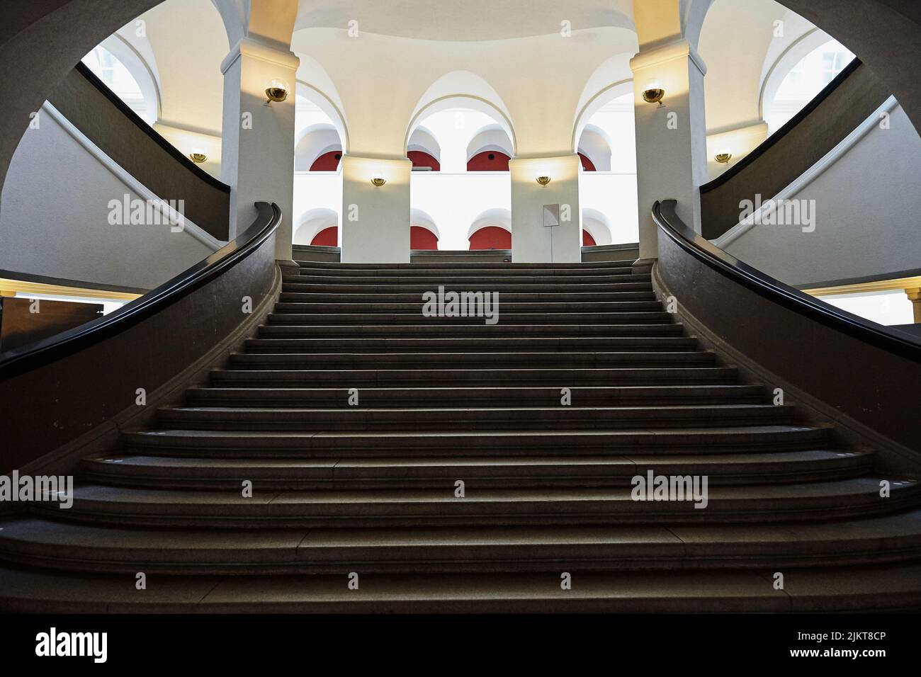 Eine wunderschöne Aufnahme einer einfachen und minimalistischen großen Treppe Stockfoto