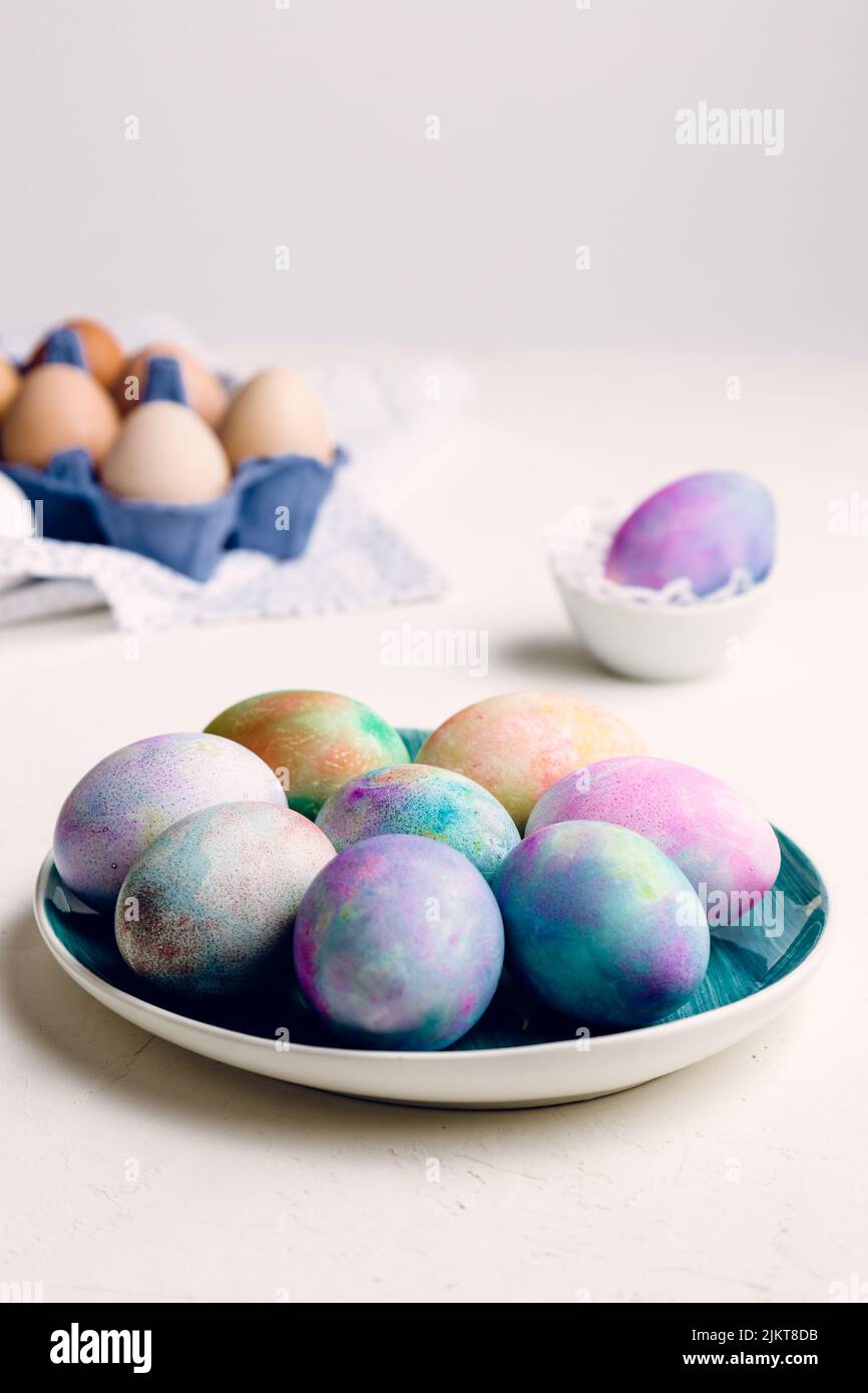 Ostereier mit hellen Farben auf weißem Hintergrund gemalt. Nahaufnahme, isoliert. Frohe Ostern! Vorbereitung auf den Urlaub Stockfoto