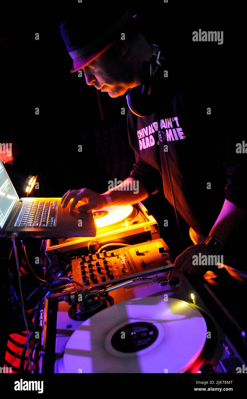 Der DJ Adam 12 alias Adam Michael Braven der Band She Wants Revenge spielt live in Hollywood (Los Angeles), Kalifornien. Stockfoto