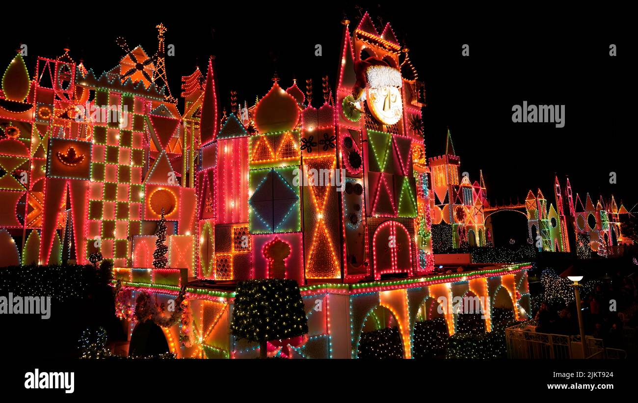 Die ikonische Attraktion „IT's A Small World“, die für die Weihnachtsfeiertage im Disneyland Park dekoriert wurde Stockfoto