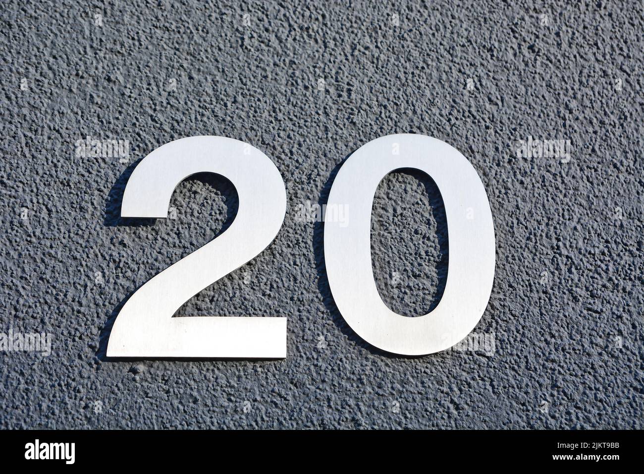 Nahaufnahme des zwanzig-Schildes auf grauem Hintergrund Stockfoto