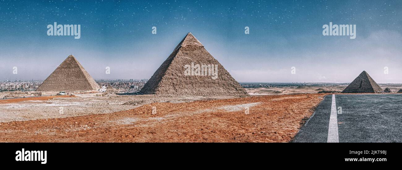 Ein Panoramablick auf eines der sieben Wunder der alten Welt - die große Pyramide von Gizeh in Ägypten Stockfoto