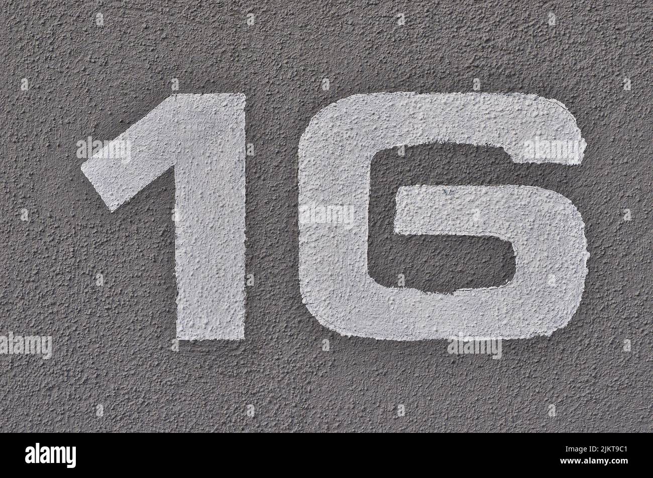 Nahaufnahme des Zeichens Nummer 16 auf grauem Hintergrund Stockfoto