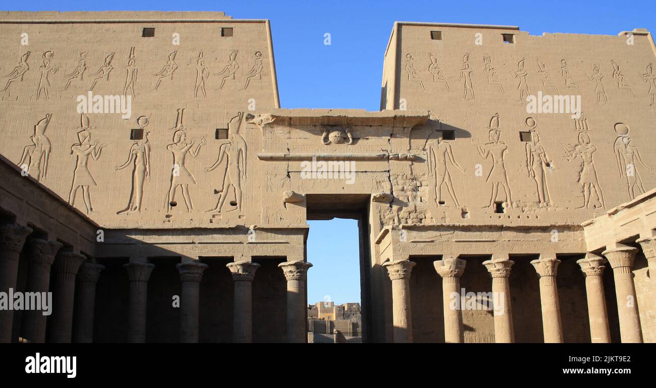 STATUE DES HORUS IM ÄGYPTISCHEN TEMPEL VON EDFU Stockfoto