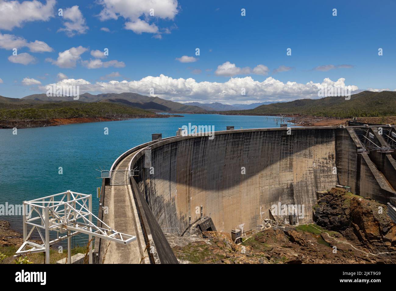 Der Yate-Staudamm zur Stromerzeugung, Yate, neukaledonien und der künstliche See auf dem Rücken Stockfoto