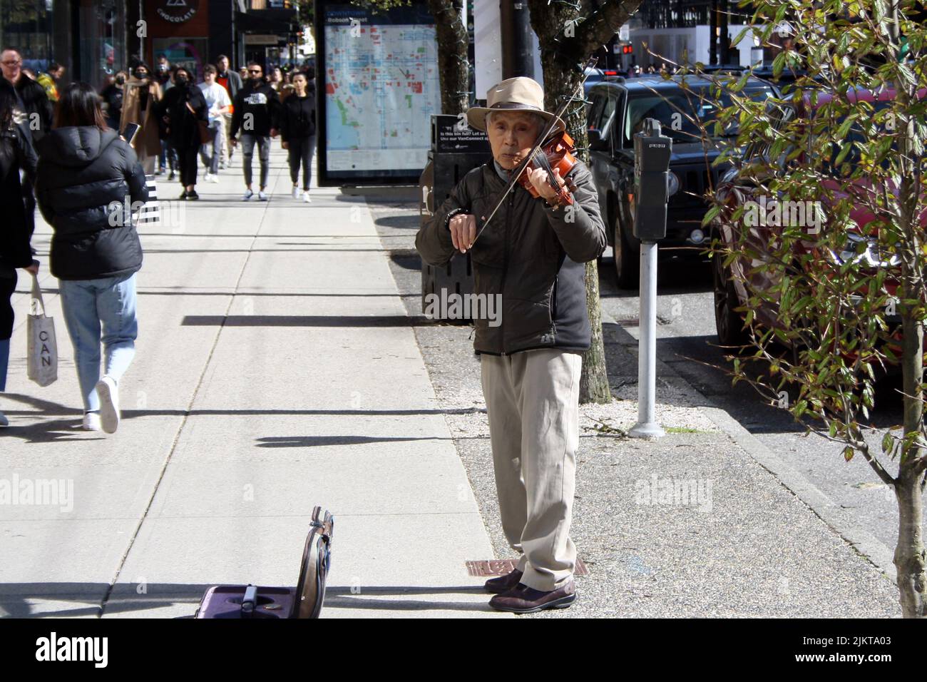 Ein Straßenmusiker spielt Geige in der Straße von Vancouver, British Columbia, Kanada Stockfoto