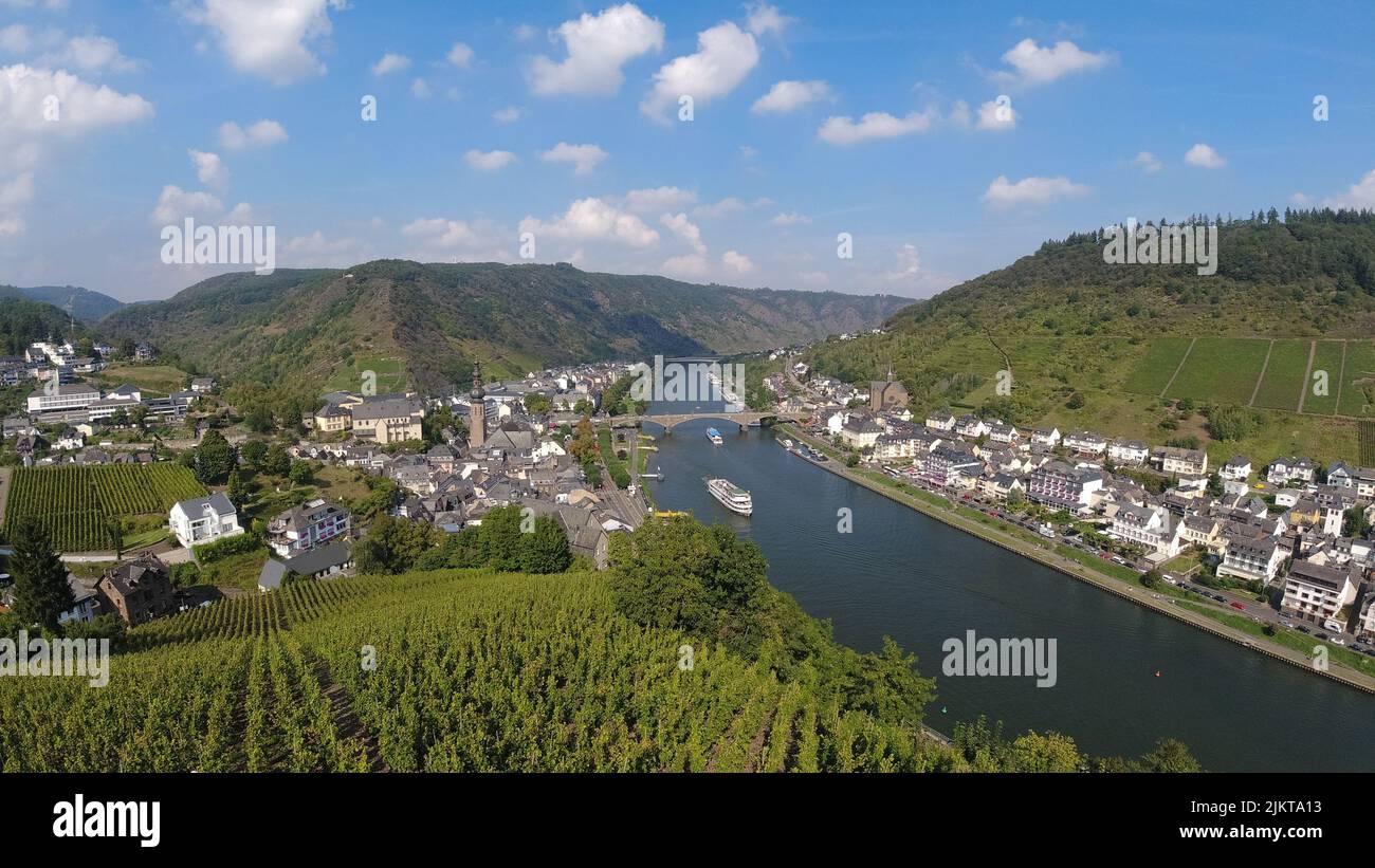 Ein Luftbild zur Stadt am Flussufer Stockfoto