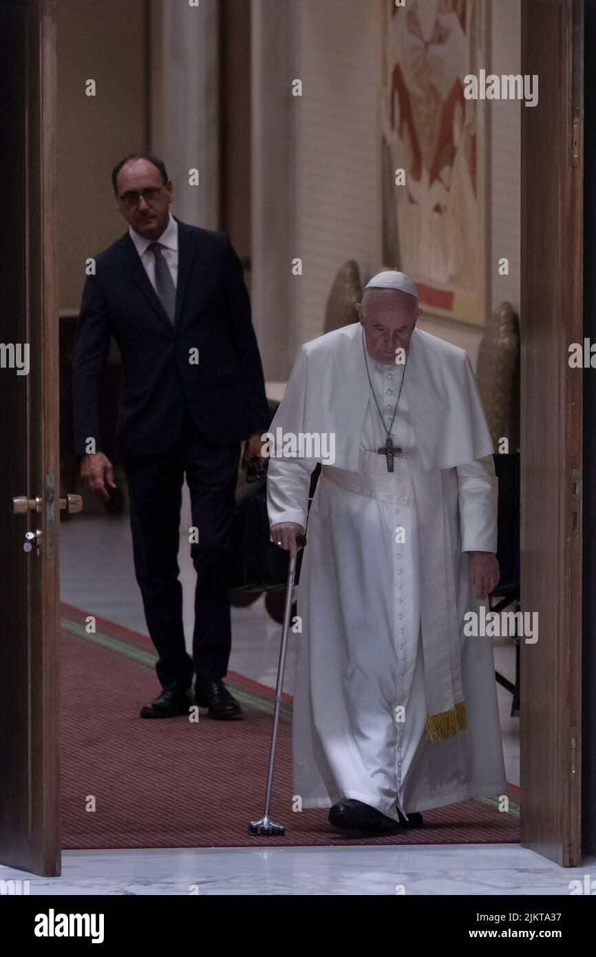 Vatikanstadt, Vatikan, 3. August 2022. Papst Franziskus kommt mit seinem Stock bei der Generalaudienz am Mittwoch in der Aula Paul VI. An. Quelle: Maria Grazia Picciarella/Alamy Live News Stockfoto