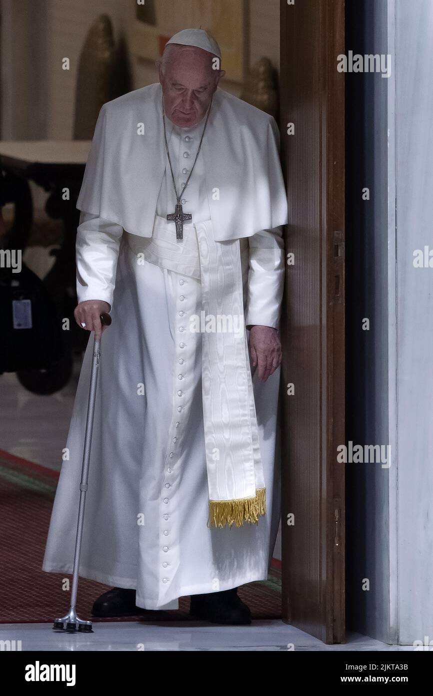 Vatikanstadt, Vatikan, 3. August 2022. Papst Franziskus kommt mit seinem Stock bei der Generalaudienz am Mittwoch in der Aula Paul VI. An. Quelle: Maria Grazia Picciarella/Alamy Live News Stockfoto