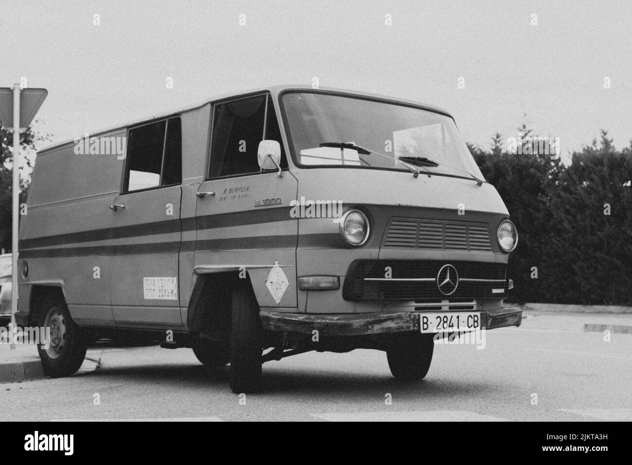 Der alte grüne Van parkte auf der Straße. Modell Mercedes Benz N1000 Stockfoto