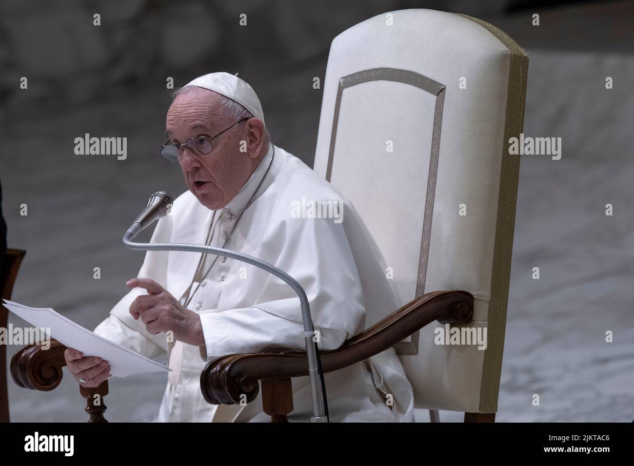 Vatikanstadt, Vatikan, 3. August 2022. Papst Franziskus bei seiner wöchentlichen Generalaudienz in der Aula Paul VI. Quelle: Maria Grazia Picciarella/Alamy Live News Stockfoto