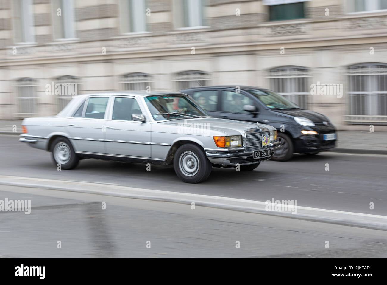 Klassisches Luxusauto auf der Straße, Modell Mercedes Benz W116 Stockfoto