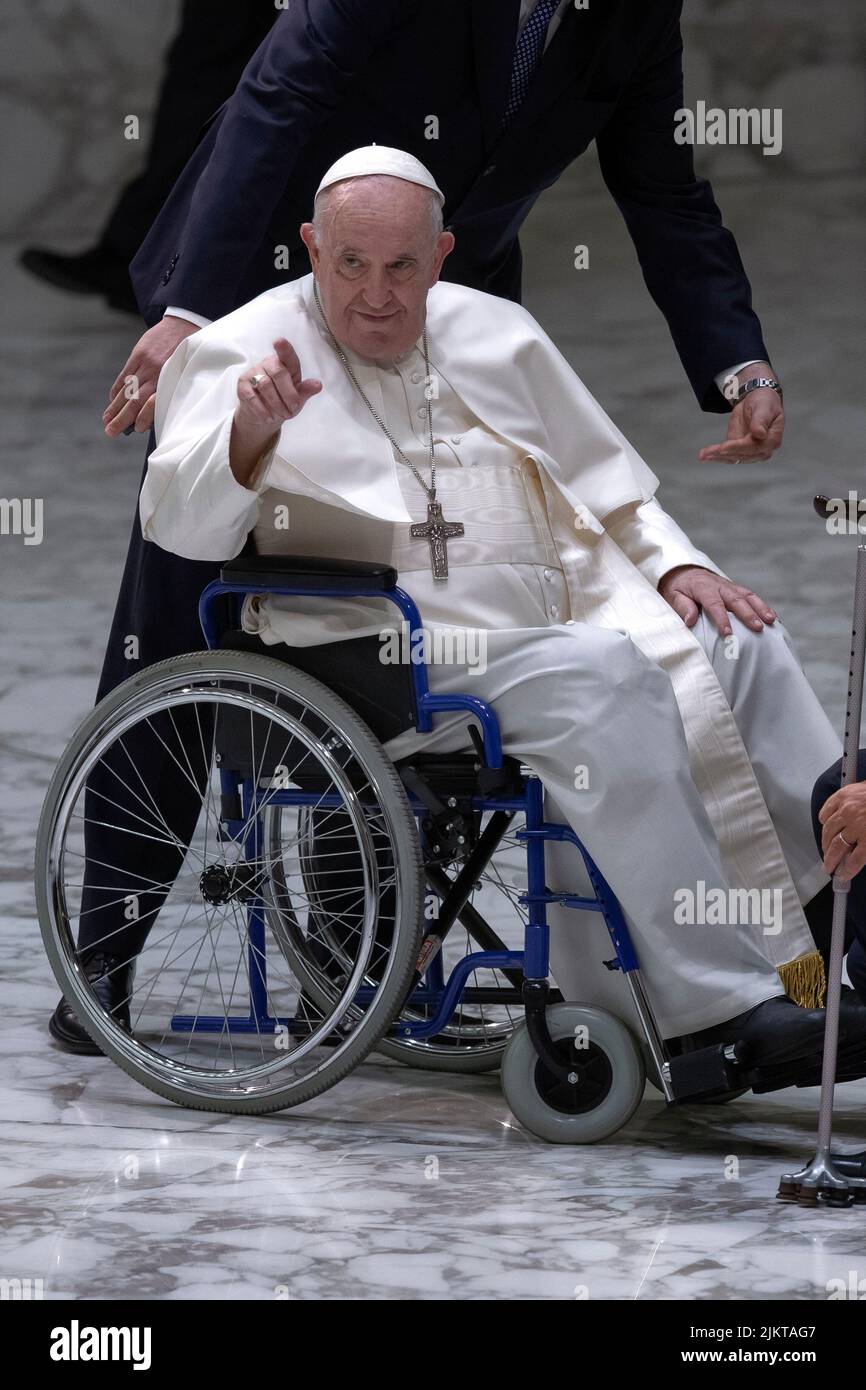 Vatikanstadt, Vatikan, 3. August 2022. Papst Franziskus verlässt den Saal Paul VI. Am Ende der wöchentlichen Generalaudienz im Rollstuhl. Quelle: Maria Grazia Picciarella/Alamy Live News Stockfoto