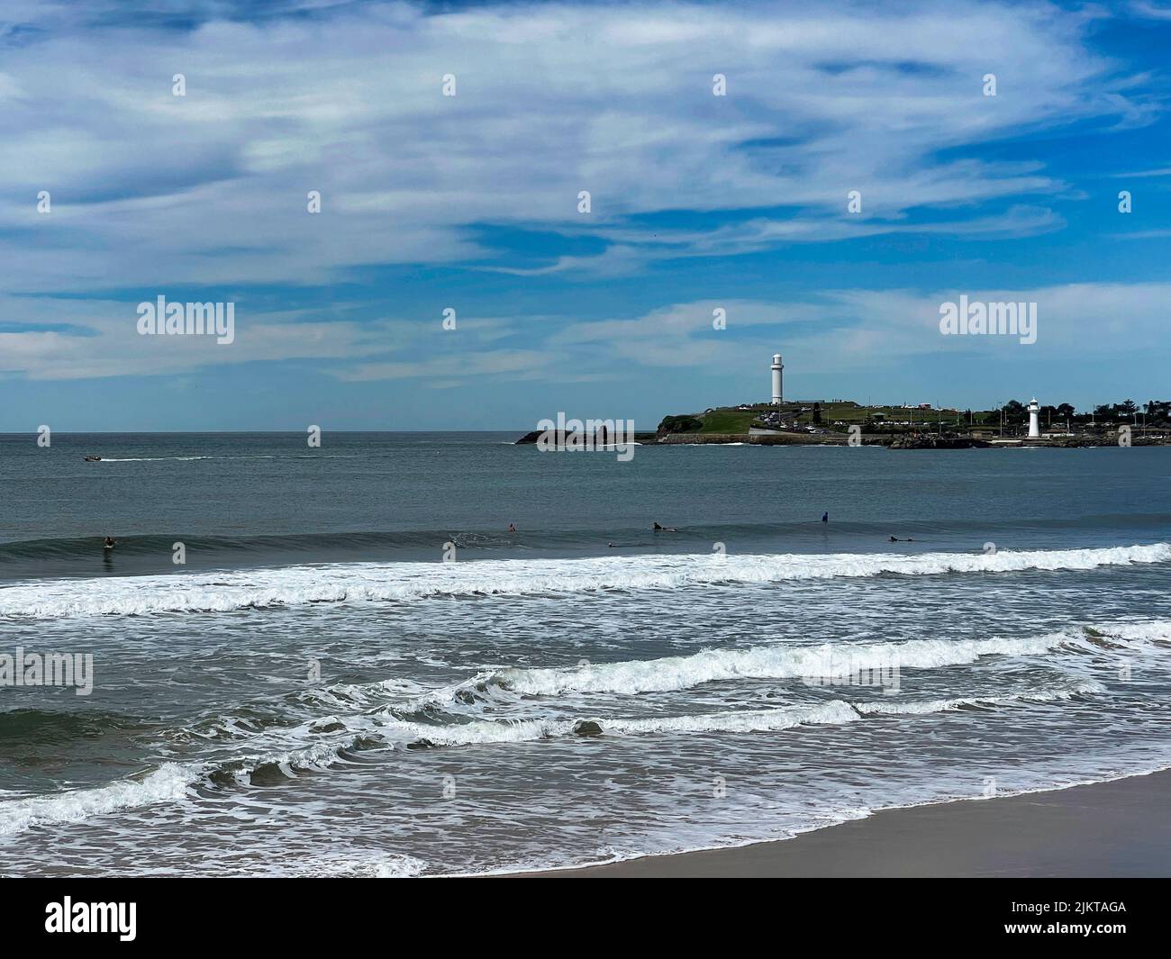 Blick auf den Stadthafen Wollongong mit Yachthafen und zwei weißen Leuchttürmen mit Sandstrand an der Stadtküste. Stockfoto