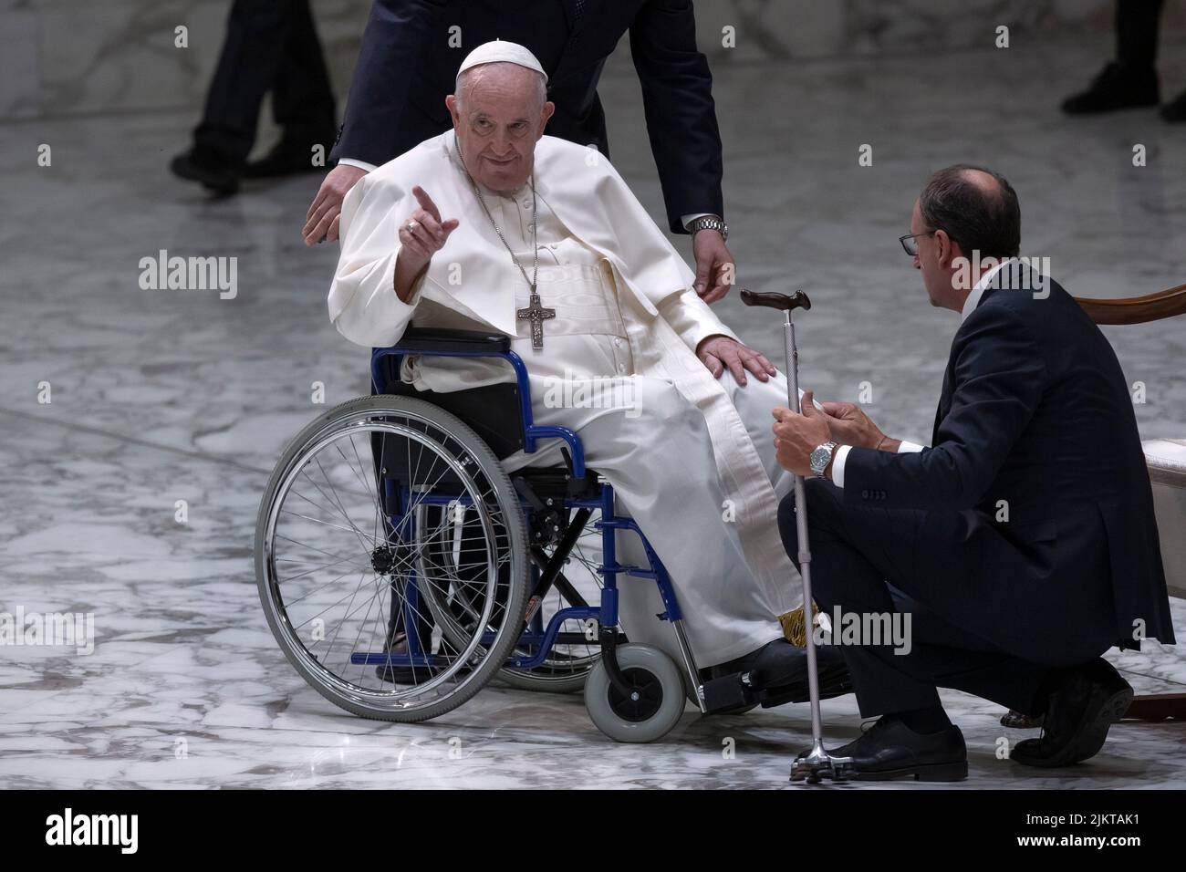 Vatikanstadt, Vatikan, 3. August 2022. Papst Franziskus verlässt den Saal Paul VI. Am Ende der wöchentlichen Generalaudienz im Rollstuhl. Quelle: Maria Grazia Picciarella/Alamy Live News Stockfoto