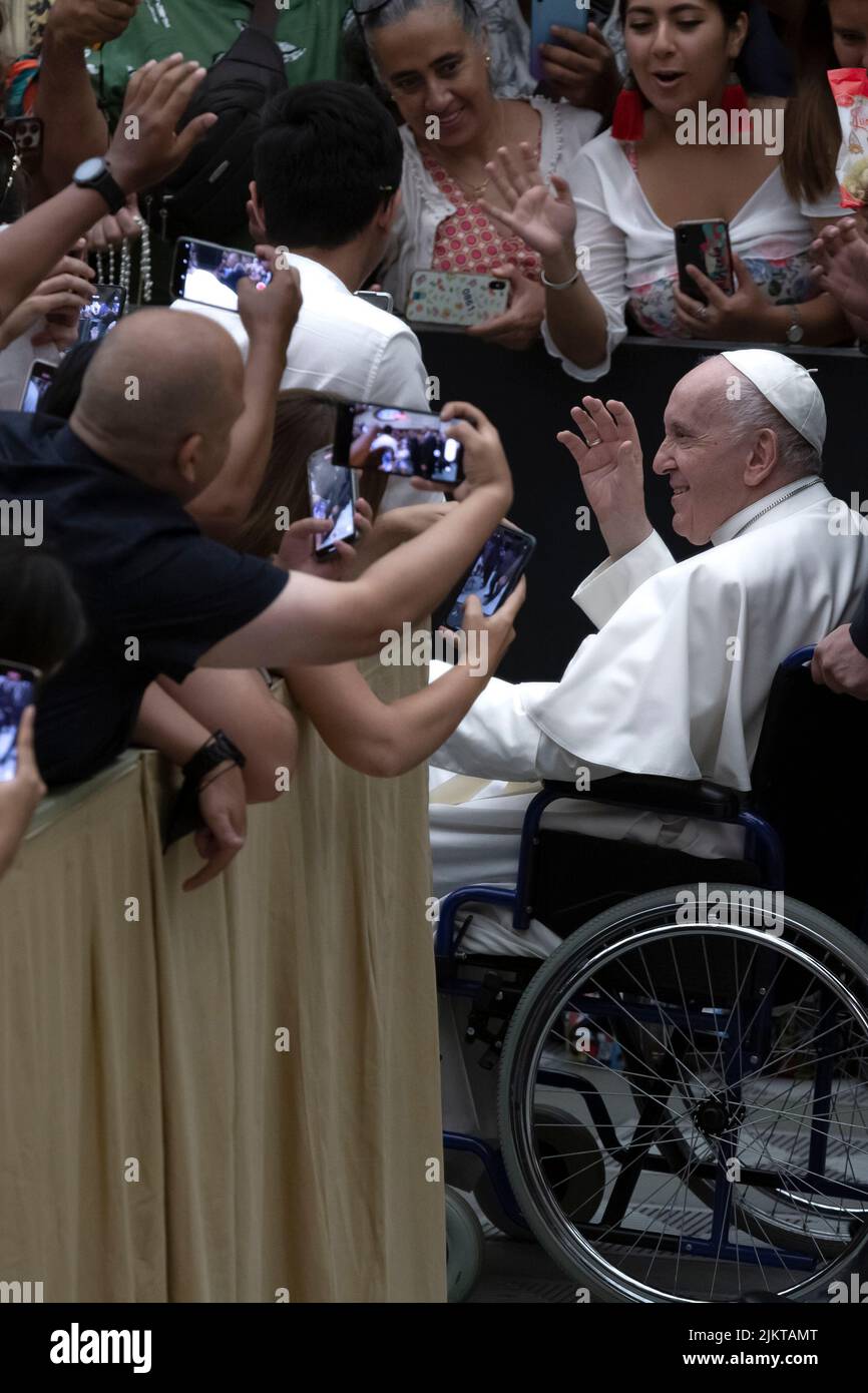 Vatikanstadt, Vatikan, 3. August 2022. Papst Franziskus begrüßt die Gläubigen, die im Rollstuhl sitzen, am Ende der wöchentlichen Generalaudienz in der Aula Paul VI. Quelle: Maria Grazia Picciarella/Alamy Live News Stockfoto