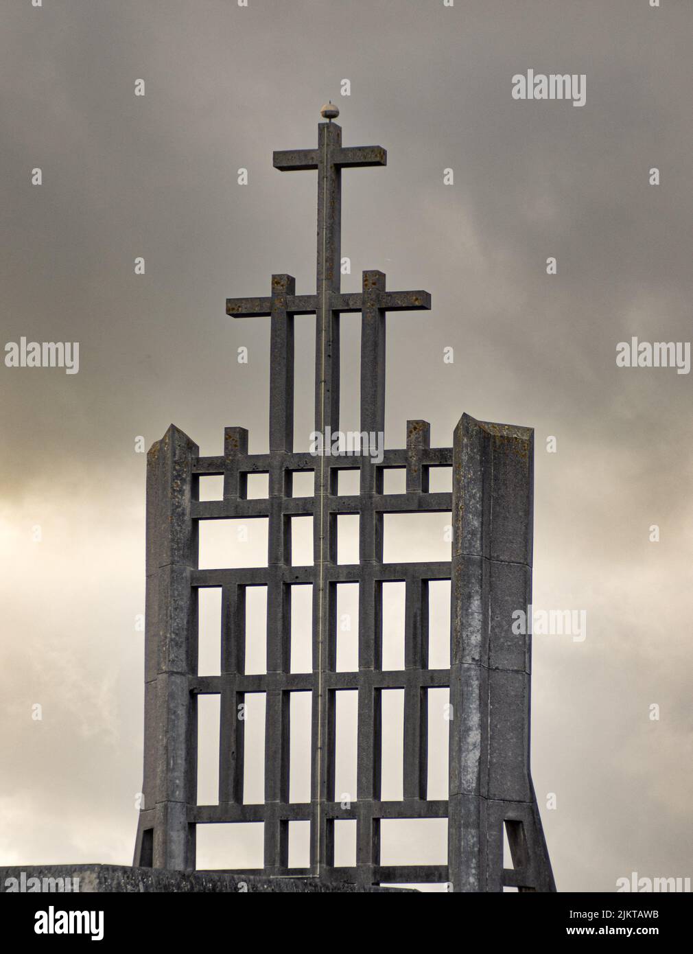 Eine Graustufenaufnahme einer Steinkonstruktion mit Kreuzen Stockfoto