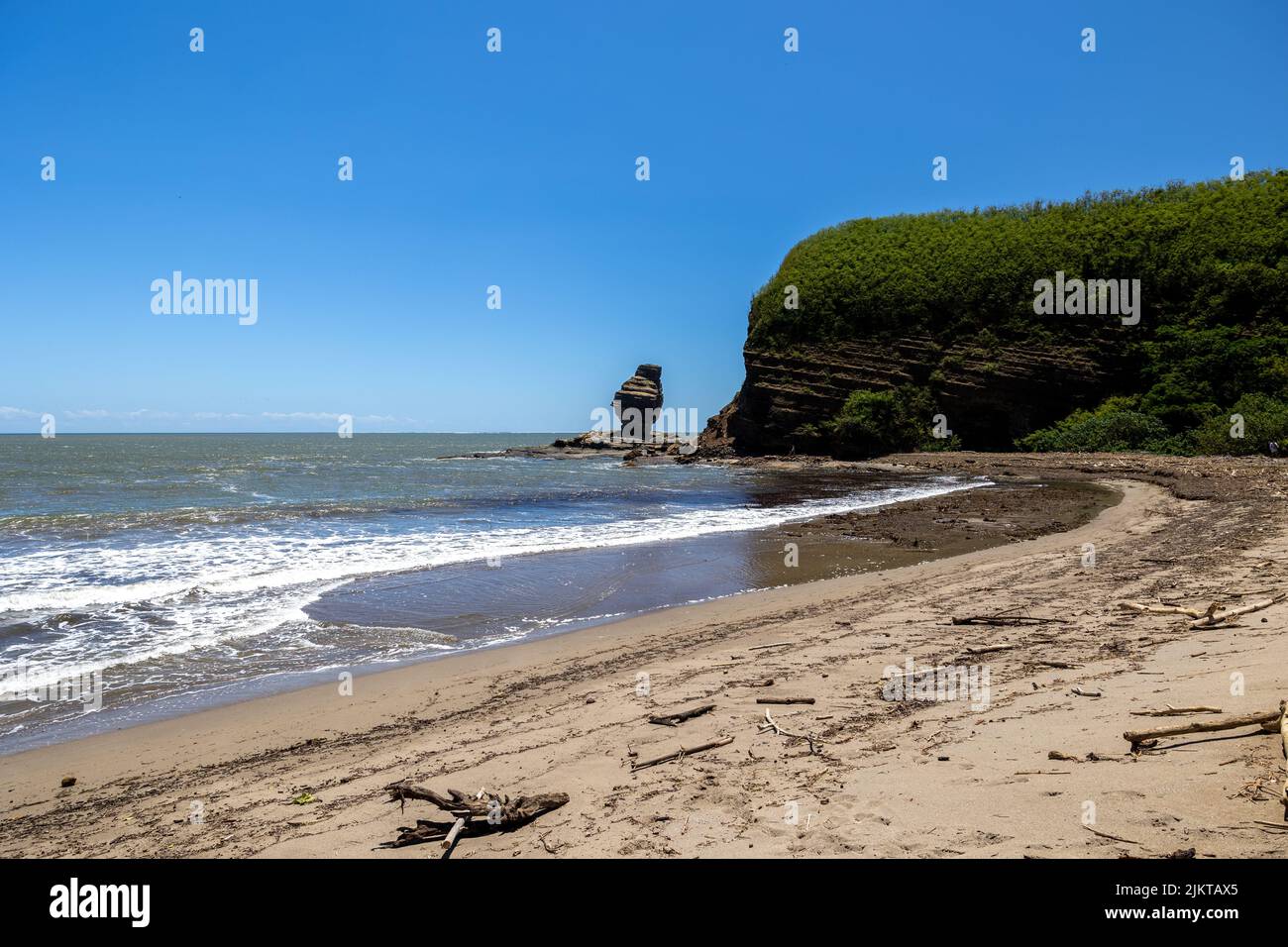 Der durchbohrte Felsstrand endete mit dem Mann aus Bourail am durchbohrten Felsstrand (Plage de la roche percee) Stockfoto