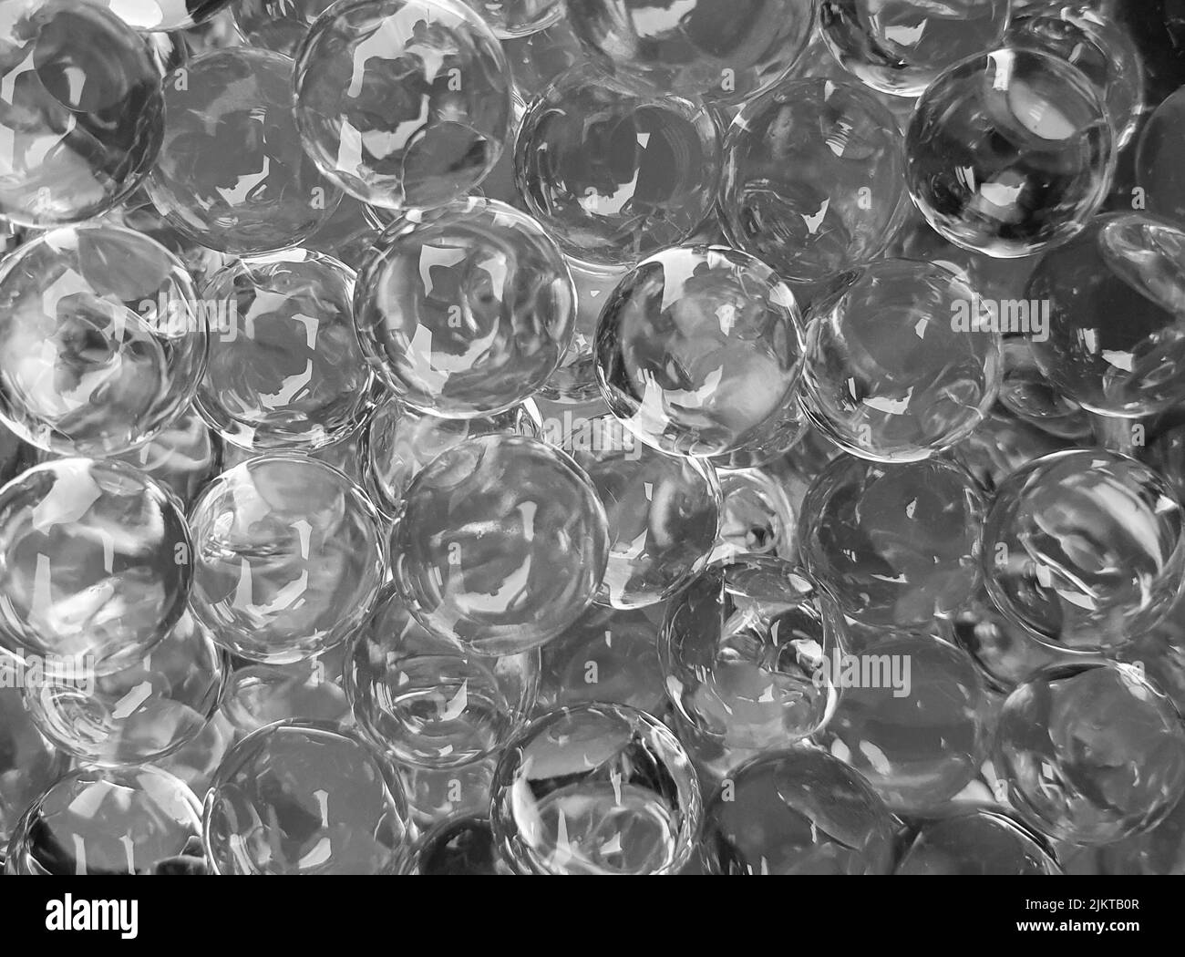 Eine Nahaufnahme mit vielen transparenten Kugeln in Schwarz und Weiß Stockfoto