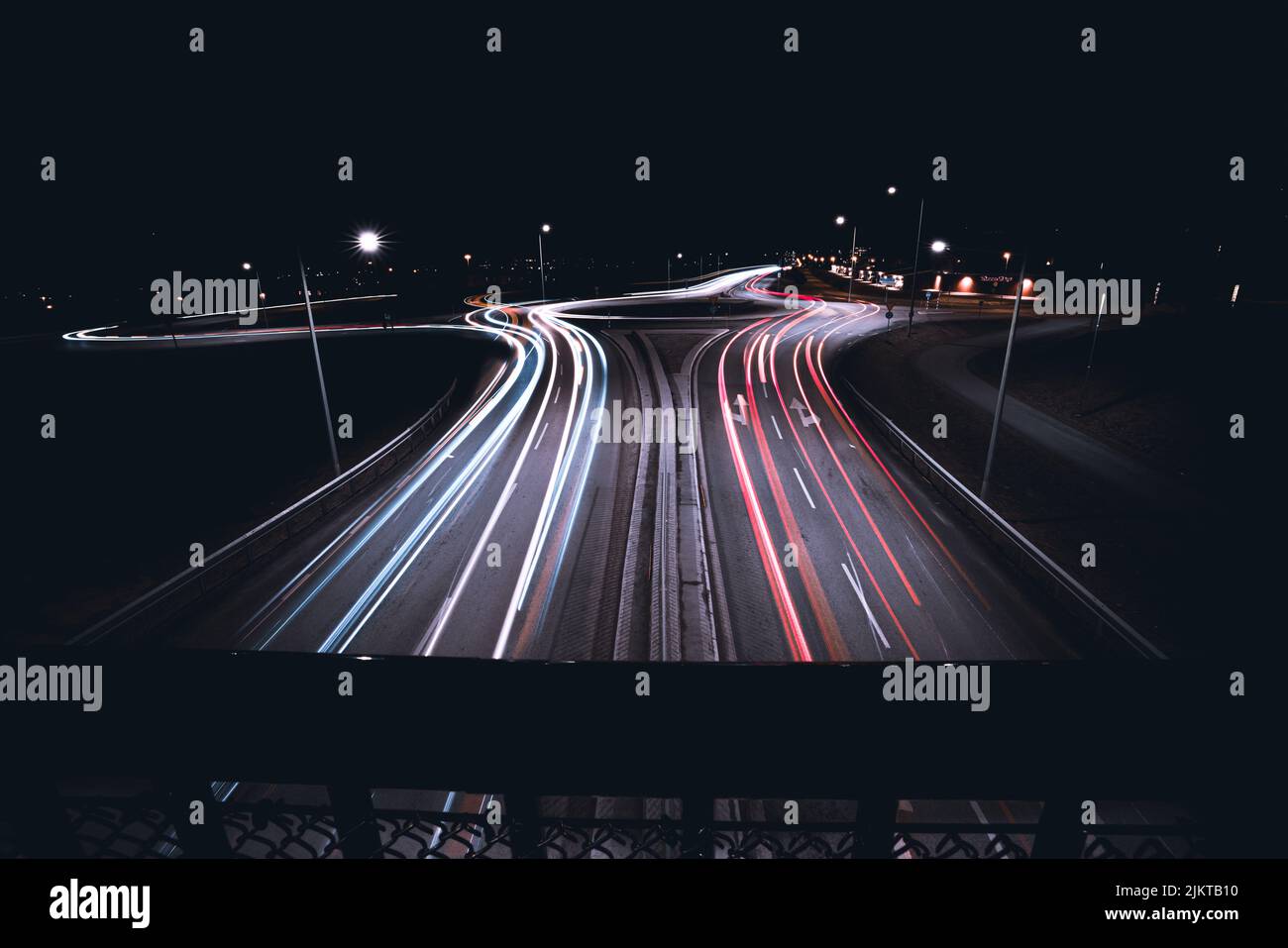 Ein schöner Blick auf eine Autobahn mit einer Zeitraffer von Ampeln in der Nacht Stockfoto