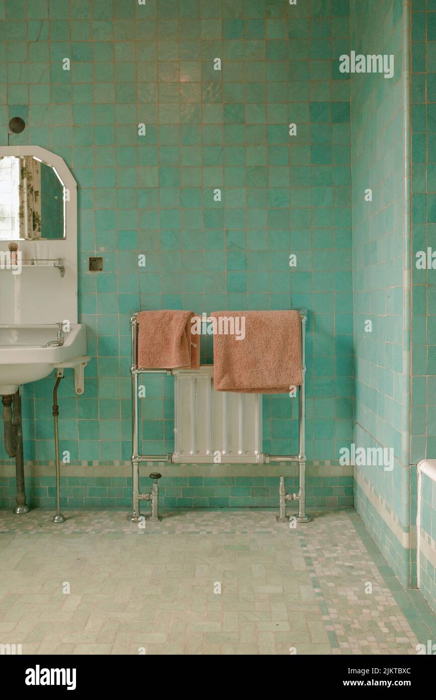 Ein altes Badezimmer mit wunderschönem Design Stockfoto