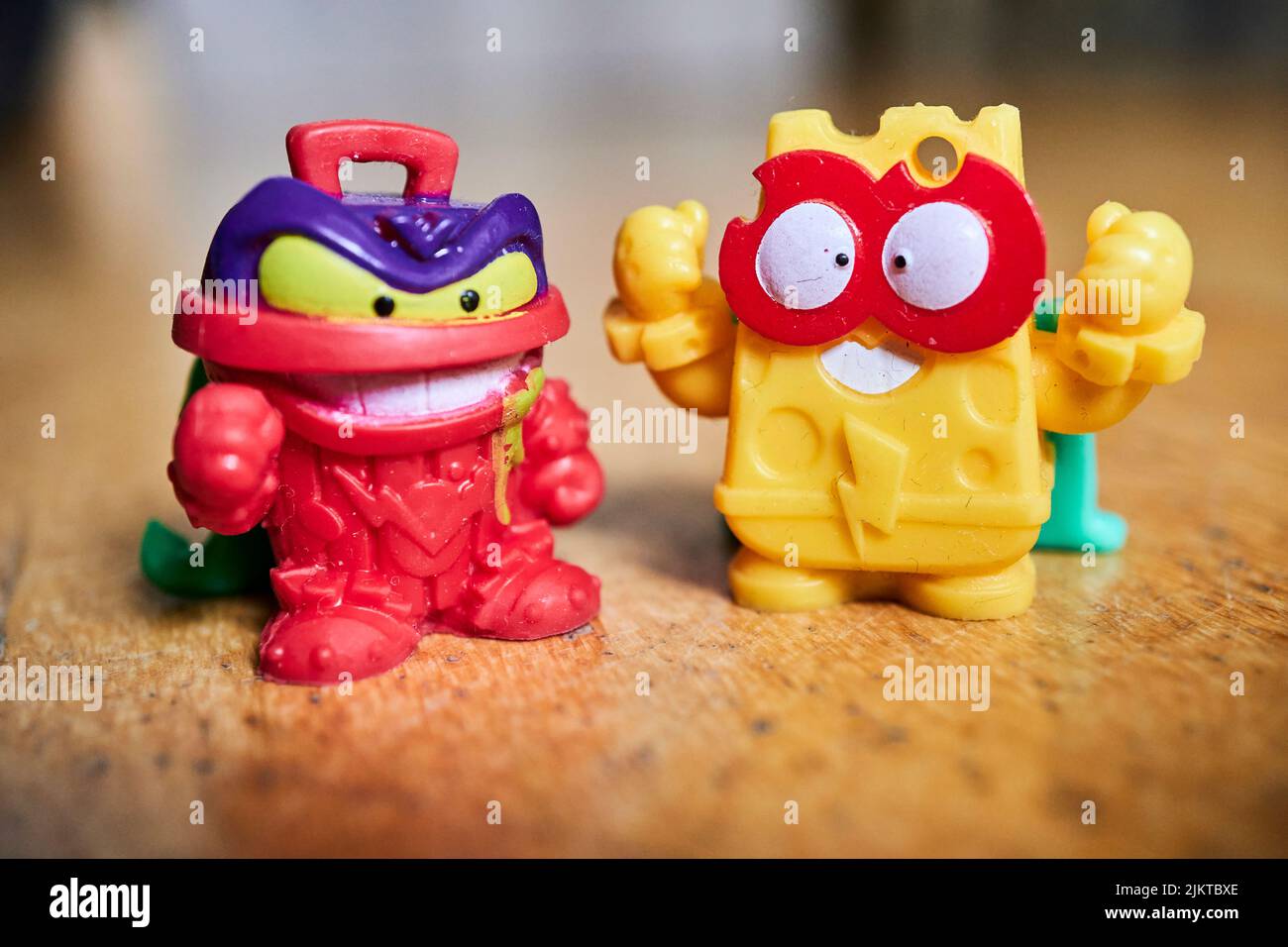 Eine Nahaufnahme der Super Things Kazoom Kids-Serie mit Käse- und Mülltonnenförmigen Spielzeugfiguren. Stockfoto