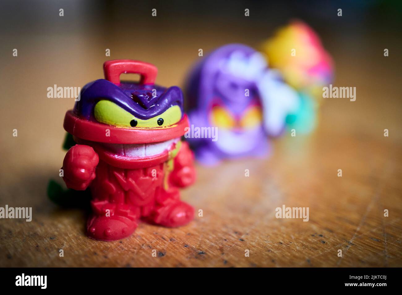 Eine Nahaufnahme der Super Things Kazoom Kids-Serie, die eine Mülltonne in Form einer Spielzeugfigur vom Bösewicht-Team hat. Stockfoto