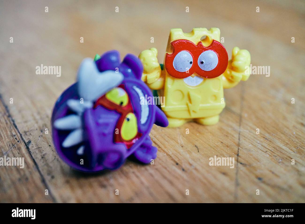 Eine Nahaufnahme der Super Things Kazoom Kids Serie Käse und Fisch können Spielzeugfiguren Formen. Stockfoto