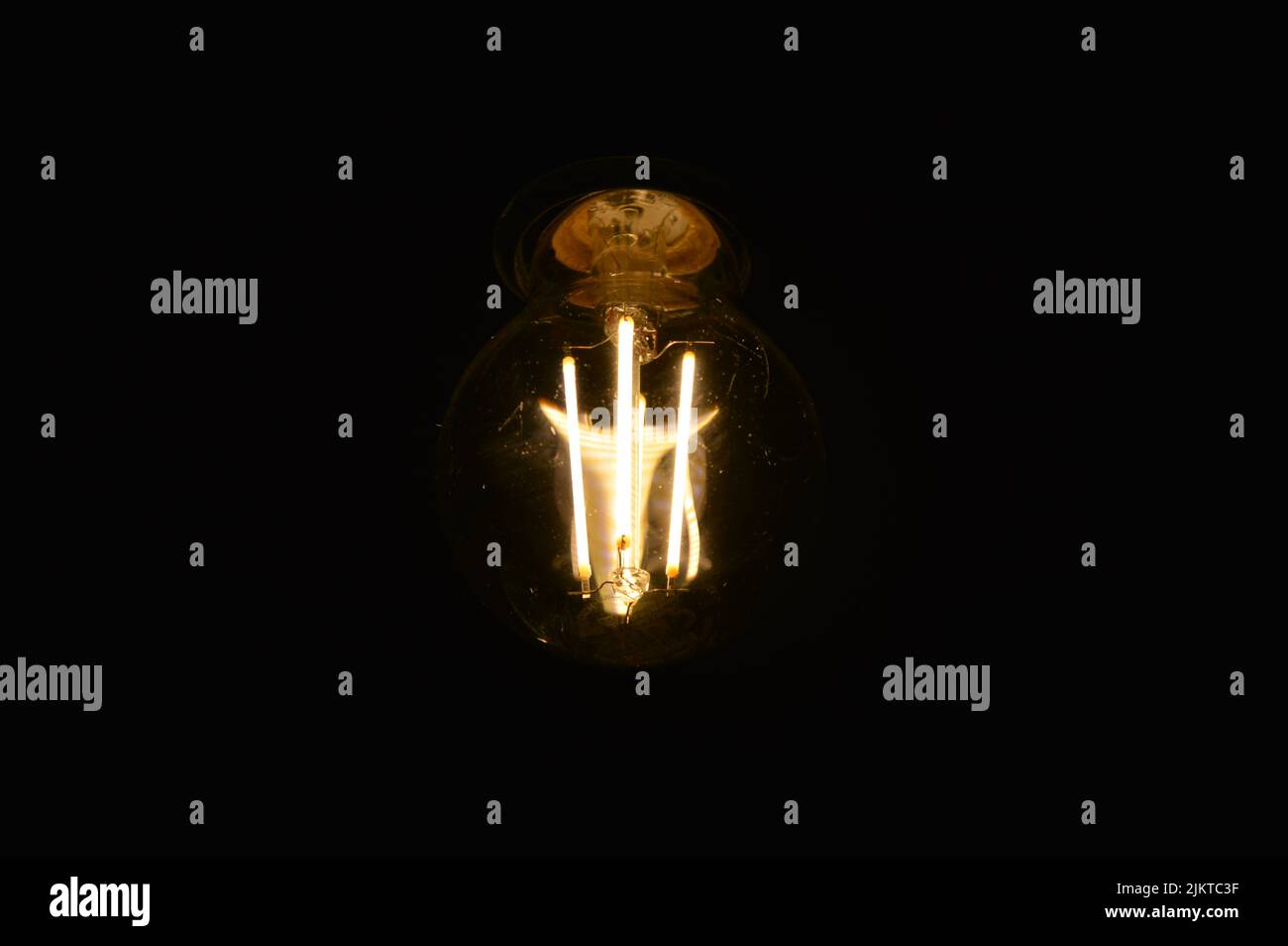 Details einer Glühbirne in einem dunklen Raum Stockfoto