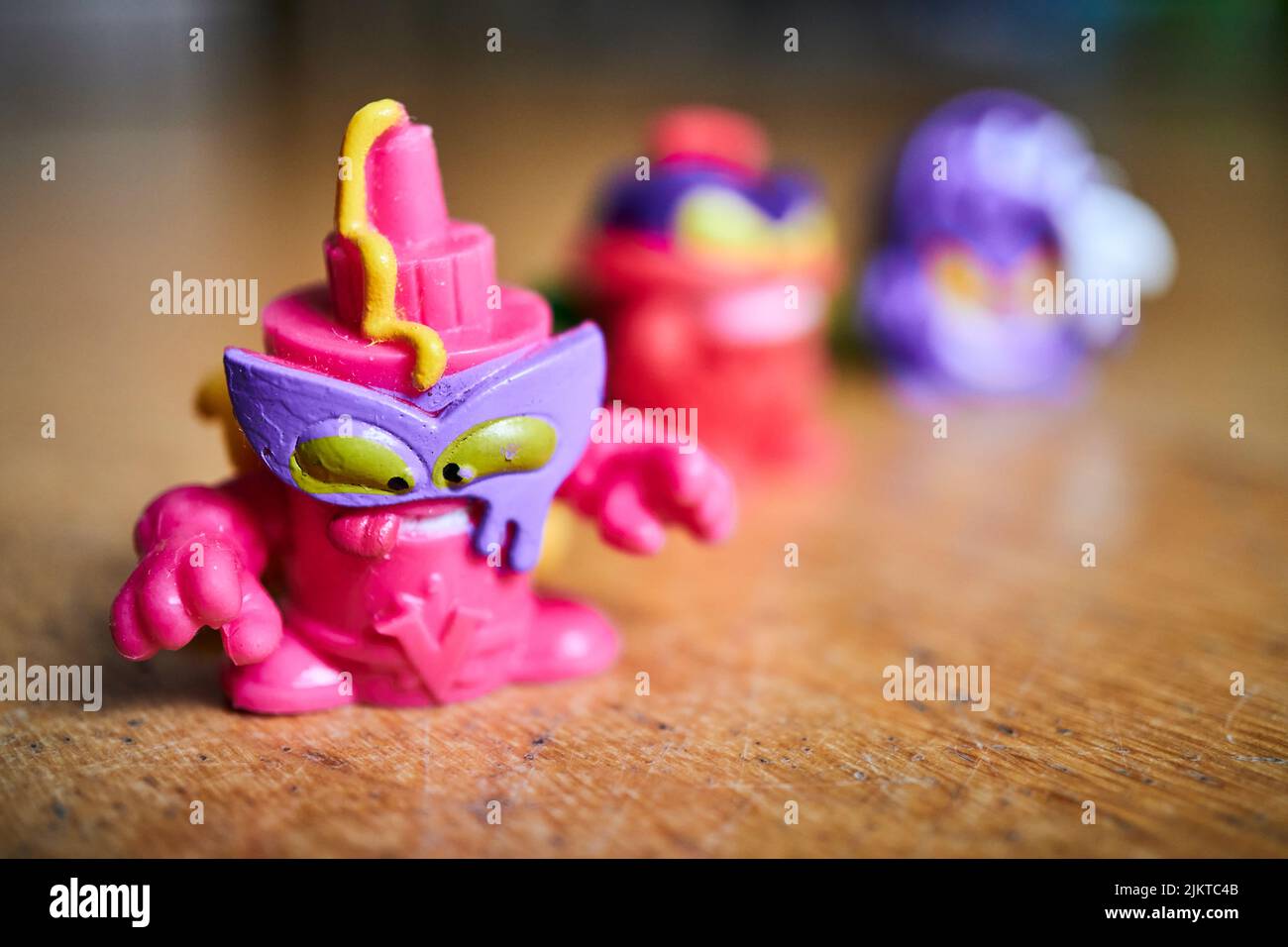 Eine Nahaufnahme der Spielzeugfigur der Super Things Kazoom Kids-Serie vom Bösewicht-Team. Stockfoto