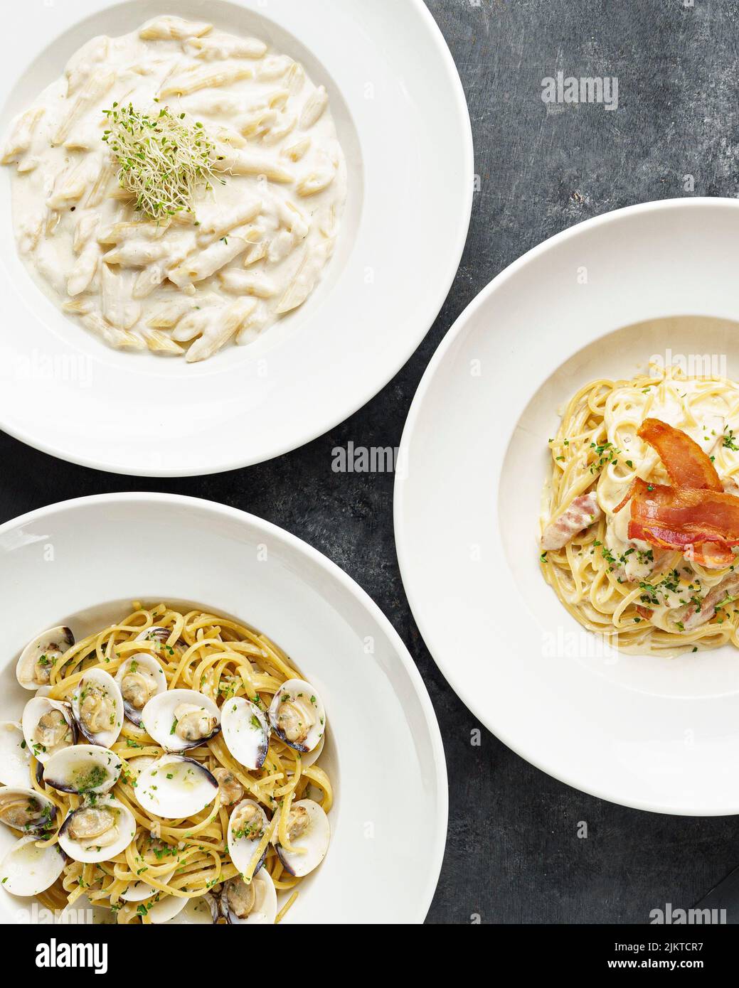 Ein Blick von oben auf köstliche Muschel-Pasta, vier-Käse-Pasta und Carbonara-Pasta Stockfoto