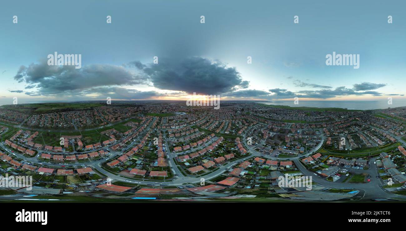 Ein kugelförmiges Panorama einer ländlichen Nachbarschaft mit ähnlichen Häusern bei Sonnenuntergang Stockfoto