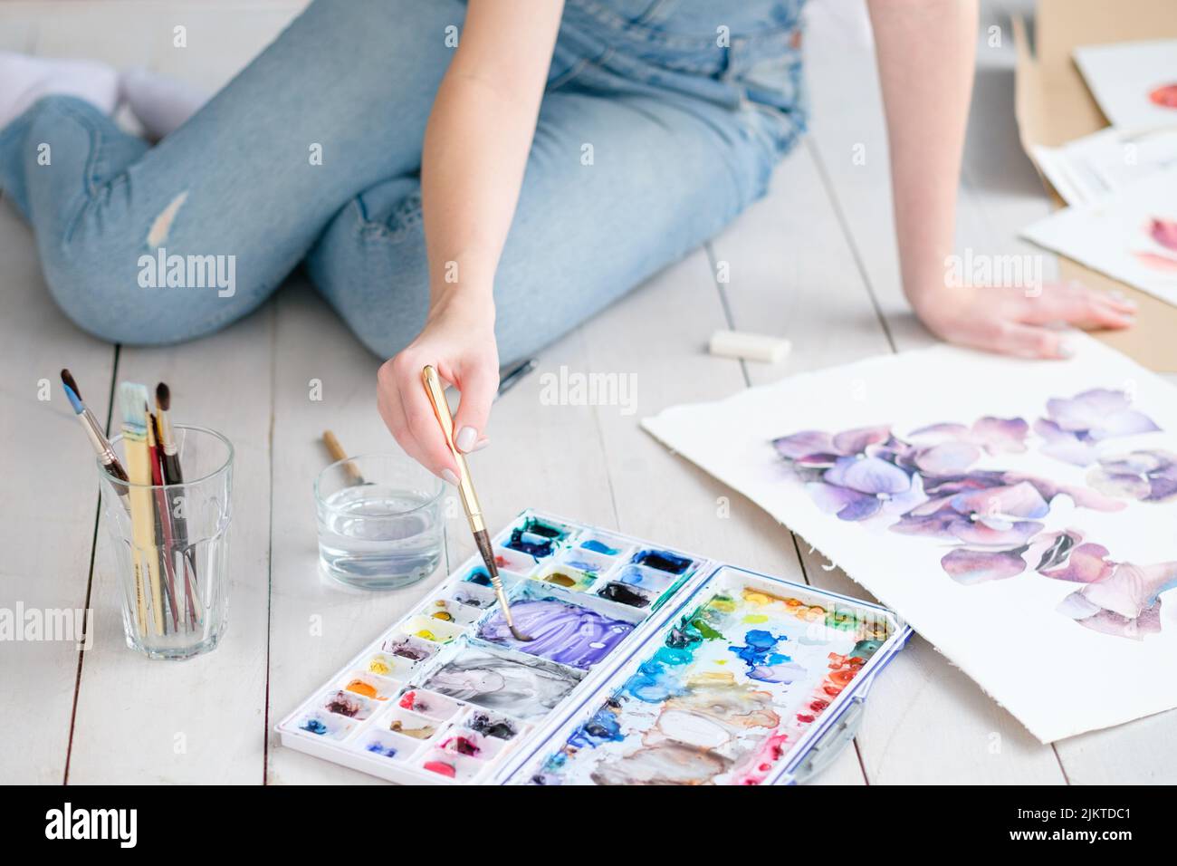 Kunst Handwerk Maler Arbeit Frau mischen Aquarelle zeichnen Stockfoto