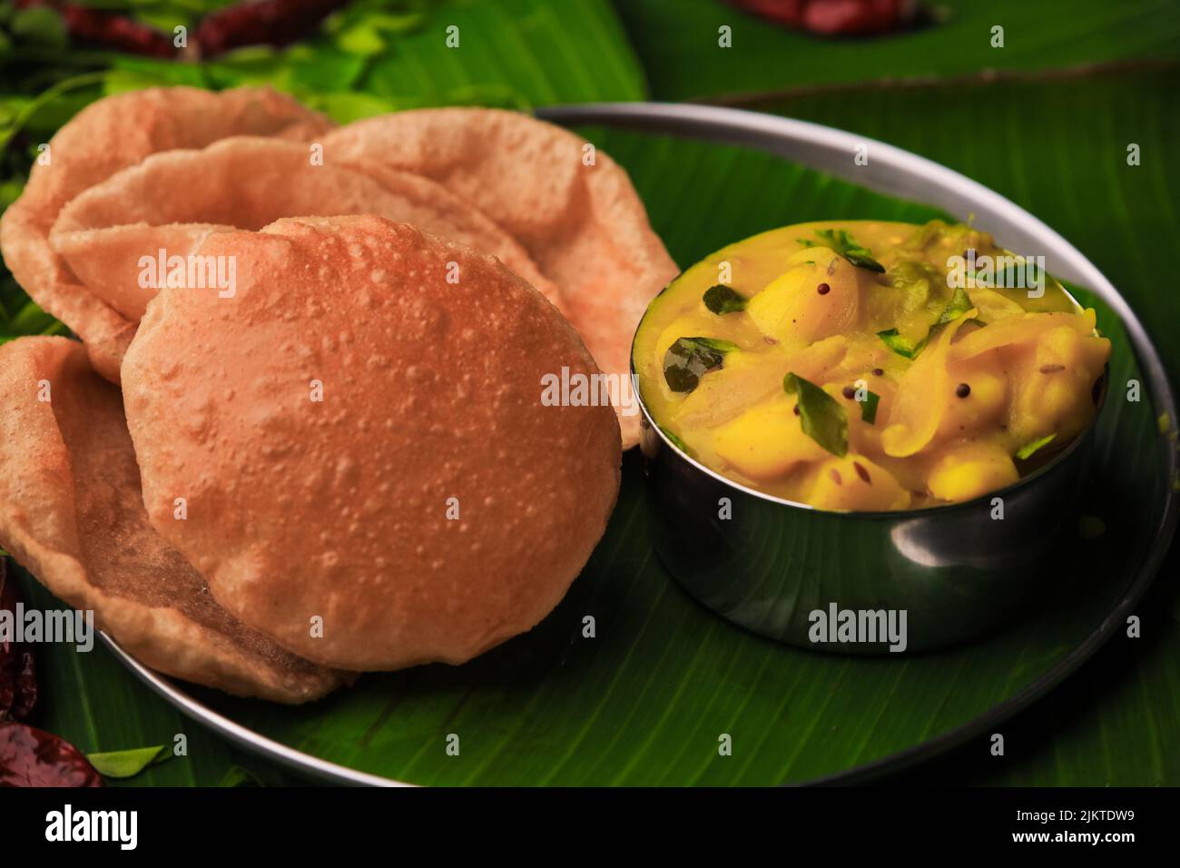 südindische berühmte Frühstückspoori oder puri mit Kartoffelpuffer ...