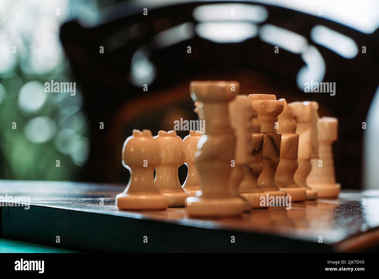 Eine Ansicht von Schachfiguren auf dem Schachbrett in unscharfem Hintergrund Stockfoto