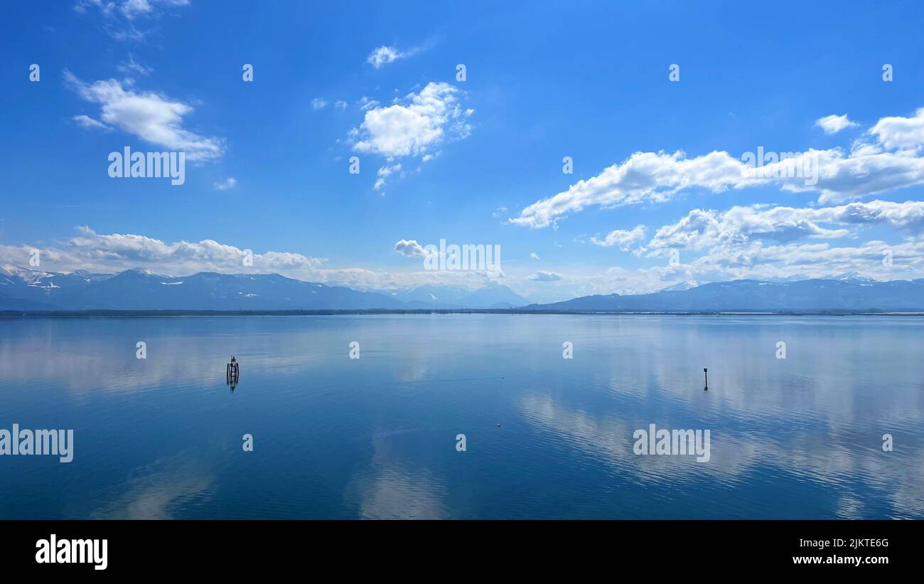 Der Blick auf das spiegelnde und spiegelnde Meer und den blauen Himmel Stockfoto