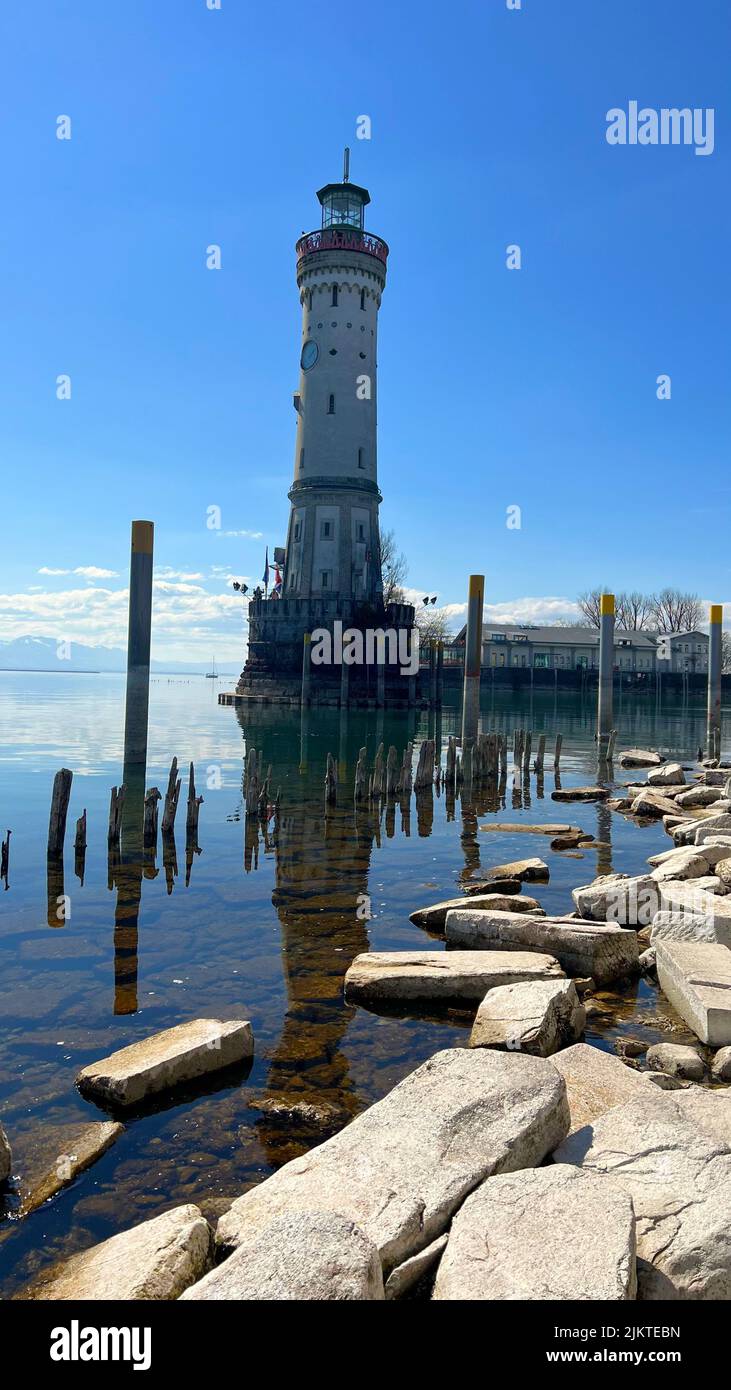 Eine vertikale Aufnahme des Neuen Leuchtturms im Lindauer Hafen am Bodensee an einem sonnigen Tag Stockfoto