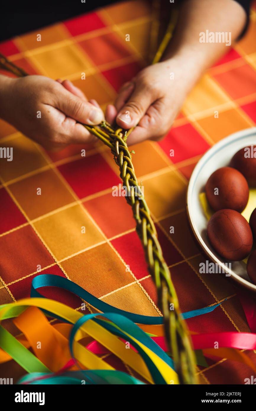 Die Osterbräuche und -Gewohnheiten in farbenfroher Weise Stockfoto