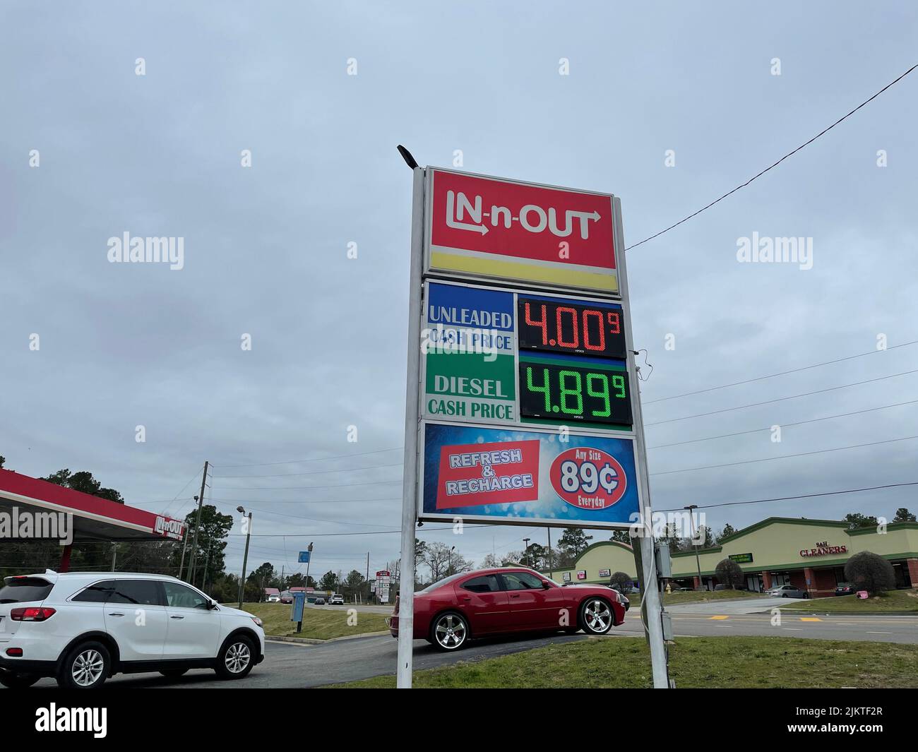 Augusta, GA USA - 03 08 22: Get it Tankstelle Gas Preis Straßenschild und Verkehr Stockfoto Augusta, GA USA - 03 08 22: Get it Tankstelle Gas Preis Straßenschild und Verkehr Stockfoto