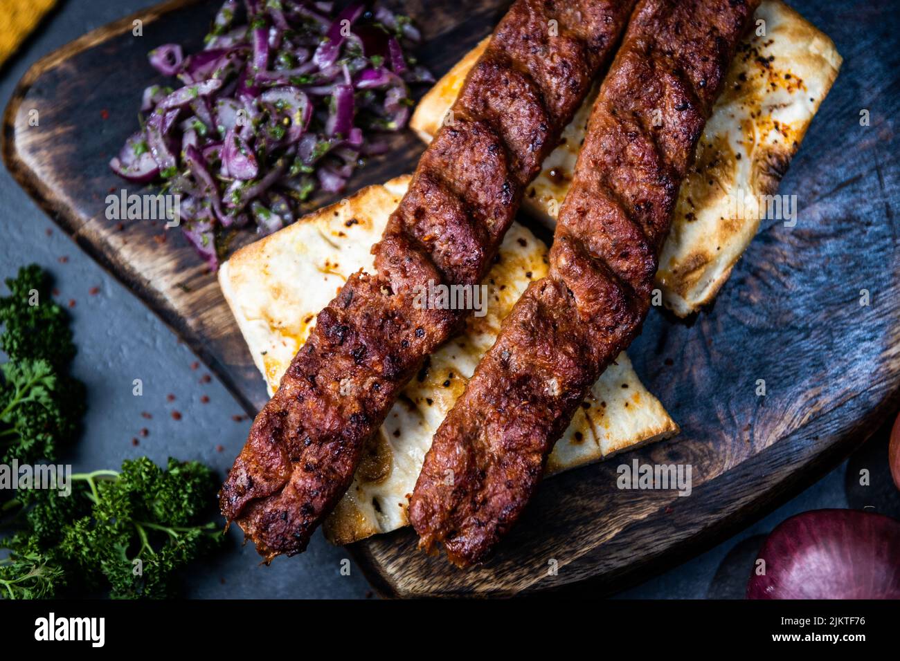 Der Kebab ist ein gekochtes Fleischgericht, das seinen Ursprung in der Küche des Nahen Ostens hat. Stockfoto