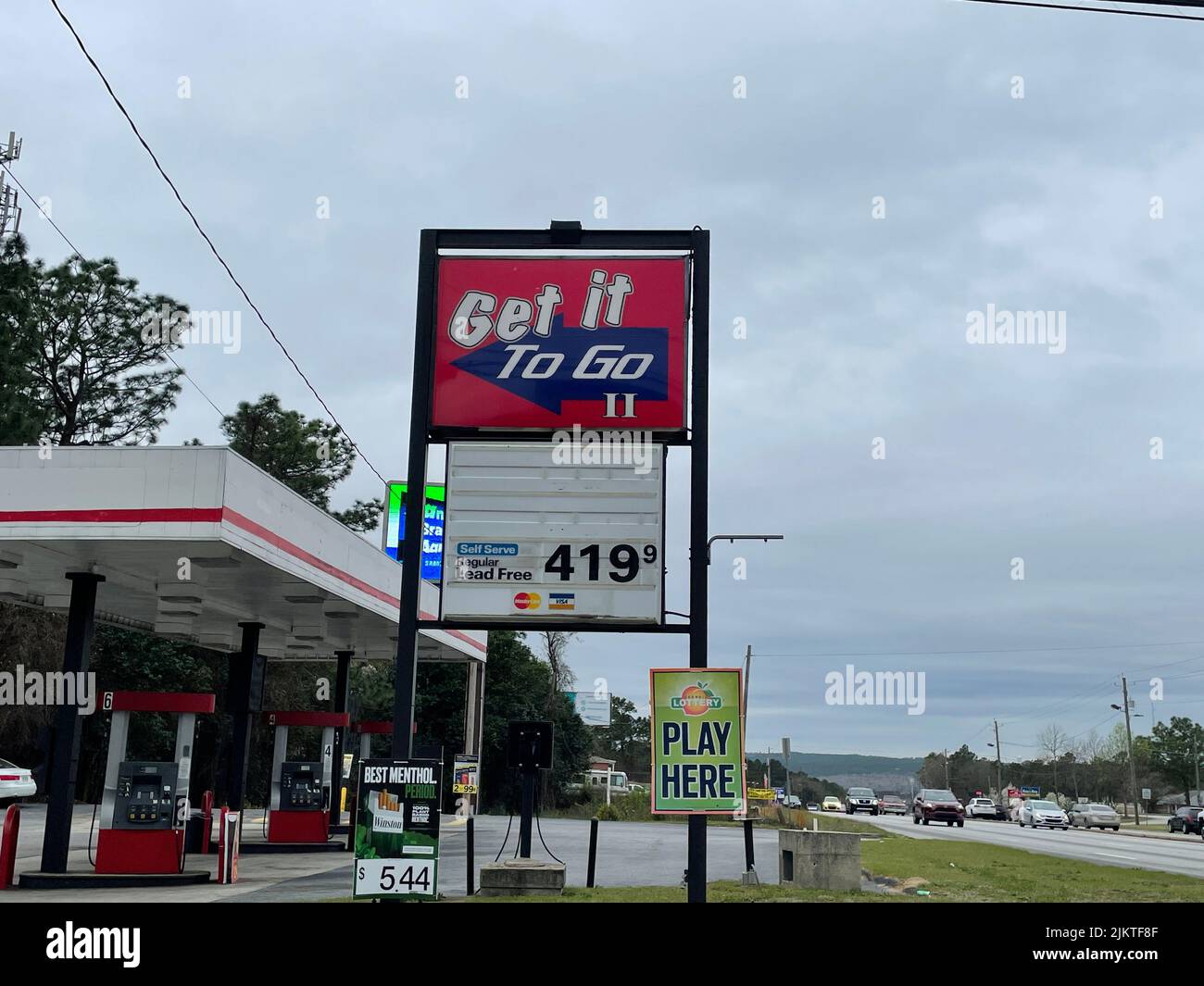 Augusta, GA USA - 03 08 22: Holen Sie sich die Tankstelle Gas Preis Straßenschild aus nächster Nähe Stockfoto Augusta, GA USA - 03 08 22: Holen Sie sich die Tankstelle Gas Preis Straßenschild aus nächster Nähe Stockfoto