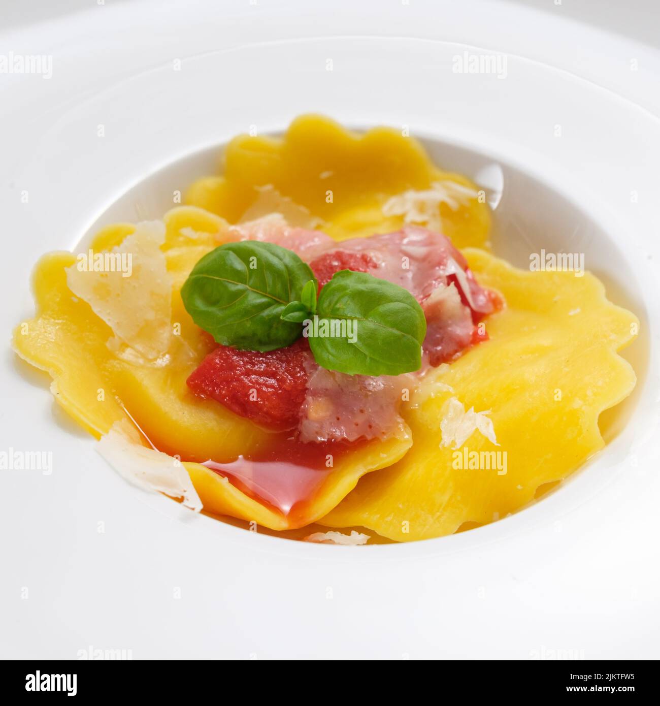 Tortellini mit roter Tomatensoße Parmesan und Basilikum Stockfoto