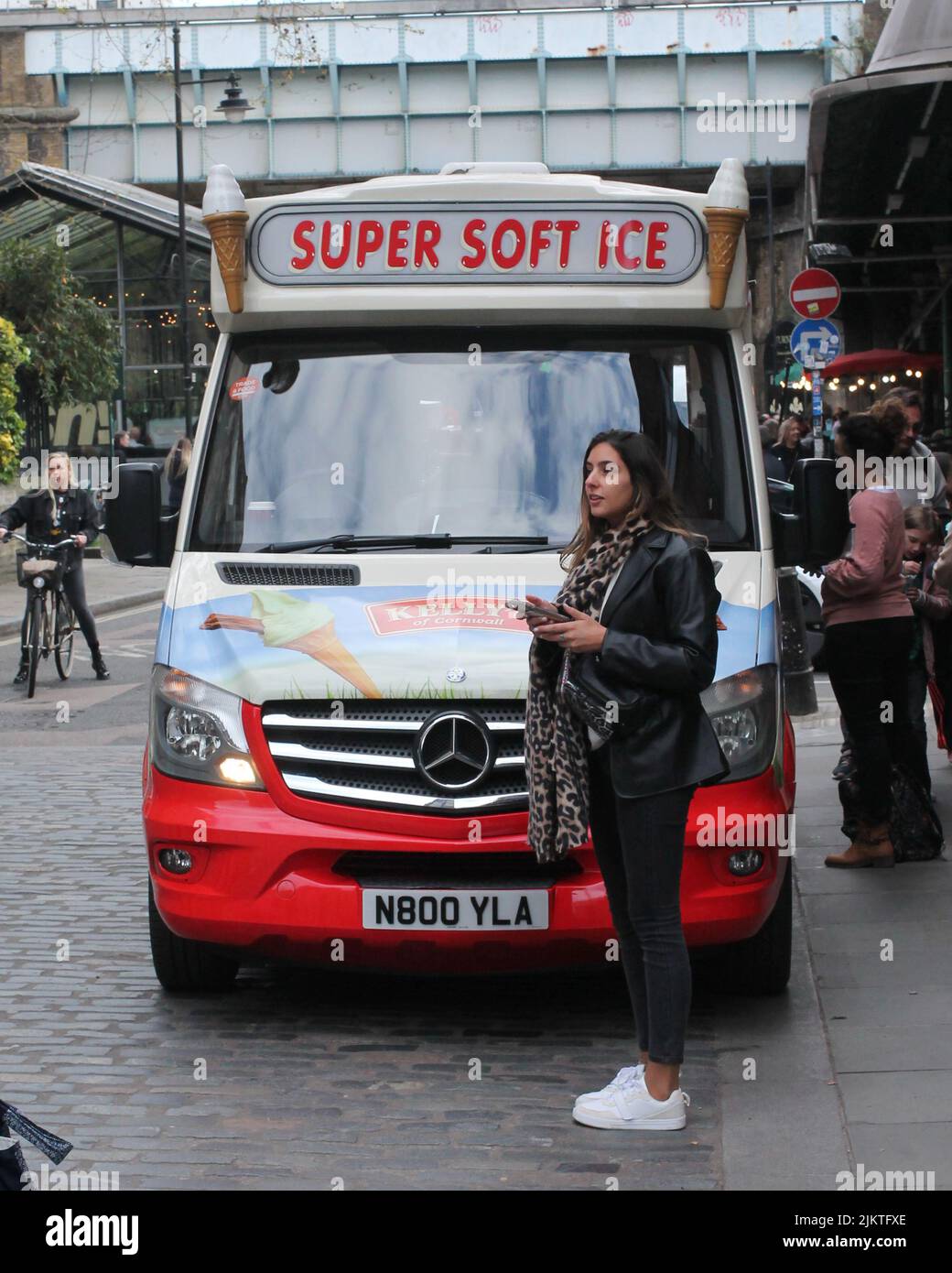 Eine Frau, die vor einem Eiswagen in London steht Stockfoto