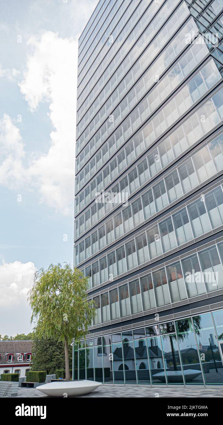 Eine vertikale Aufnahme des Lanxess-Gebäudes an einem sonnigen Tag Stockfoto