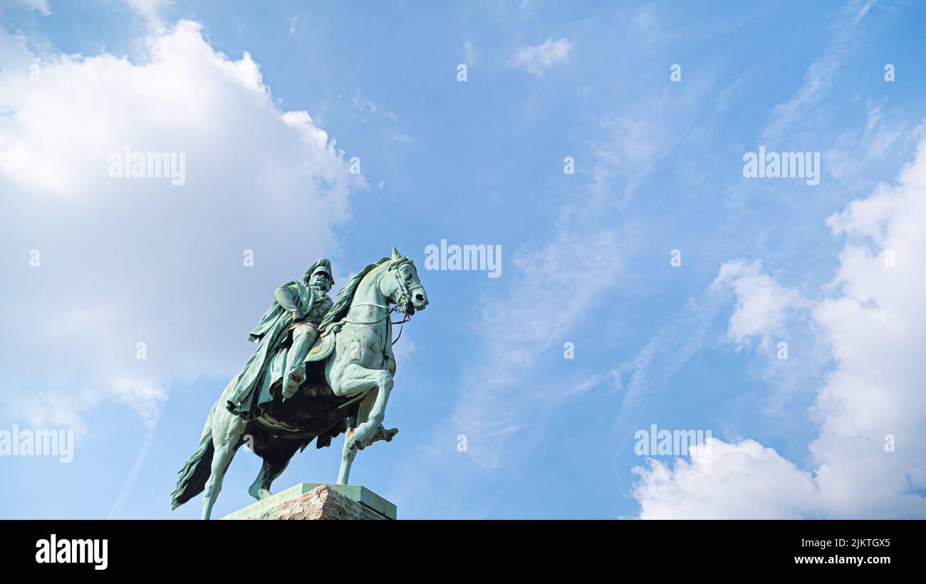 Eine schräge Aufnahme der Reiterstatue des deutschen Kaiser Wilhelm I. an der Hohenzollernbrücke Stockfoto