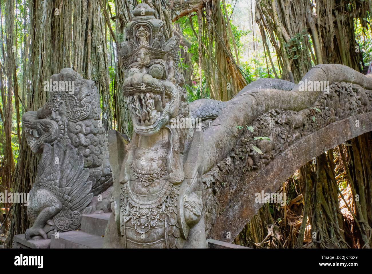 Eine Nahaufnahme einer berühmten Drachenbrücke im Affenwald in Ubud, Indonesien Stockfoto